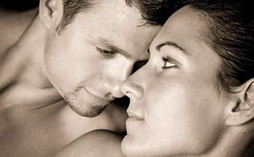 Frau und Mann steigern die Potenz mit Vitaminen.